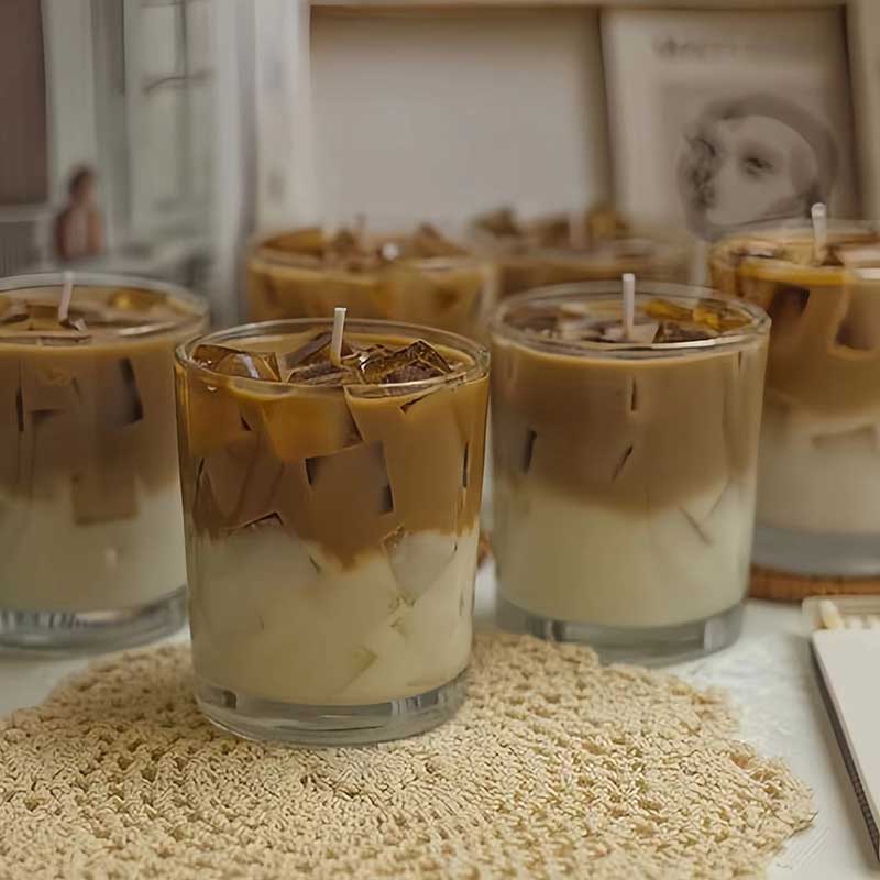 شمعة معطرة بقهوة اللاتيه المثلجة - شمعة مبتكرة للعلاج العطري بدون دخان في كوب زجاجي قابل لإعادة الاستخدام